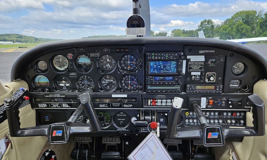 Archer II 8237B instrument panel